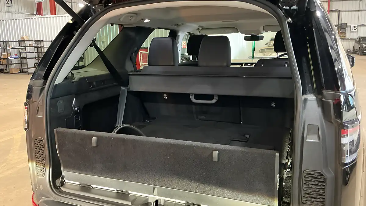 Used 2019 Land Rover Discovery Se Black - Interior and Exterior details 12