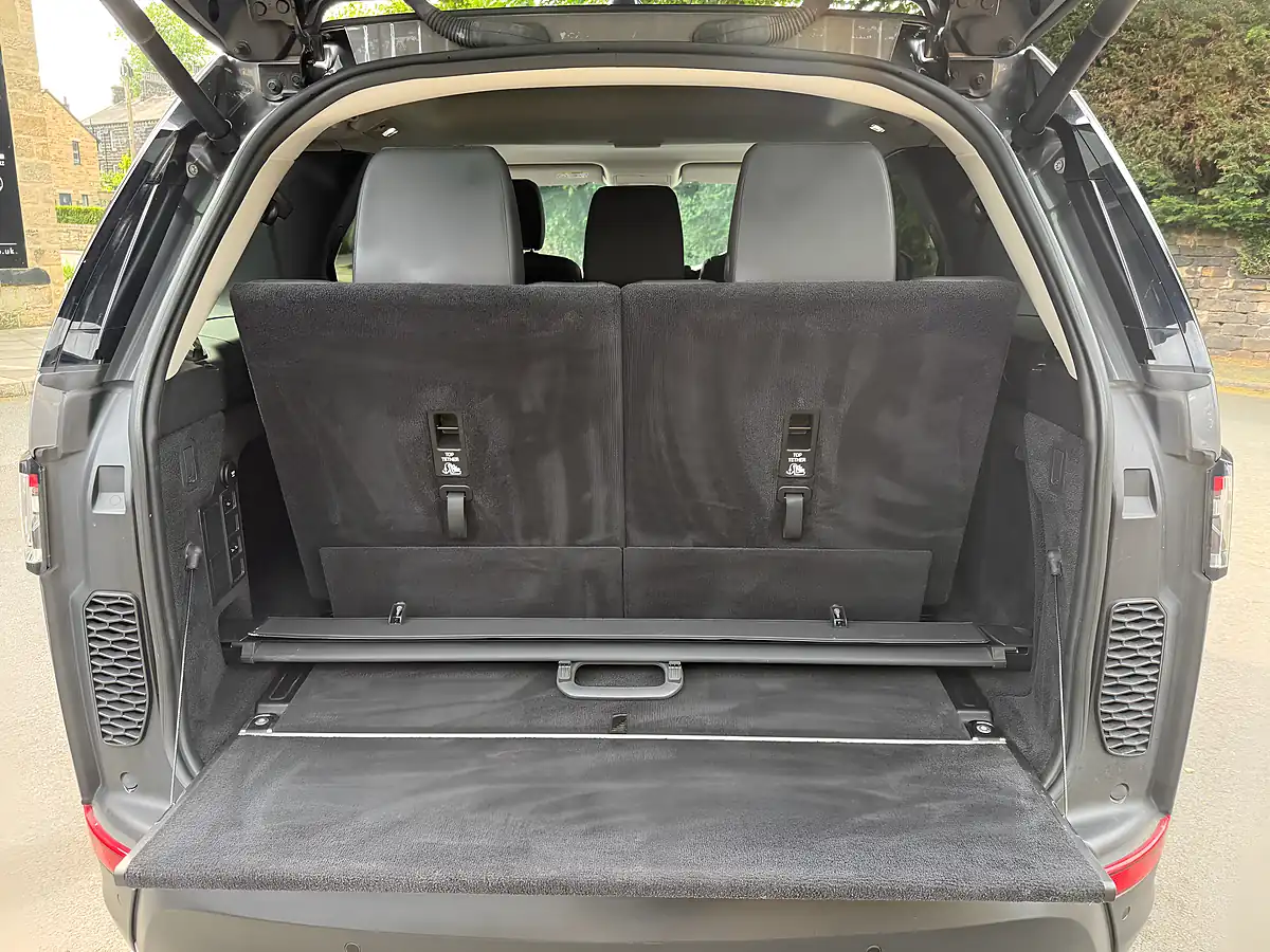 Used 2019 Land Rover Discovery Se Corris Grey - Interior and Exterior details 17