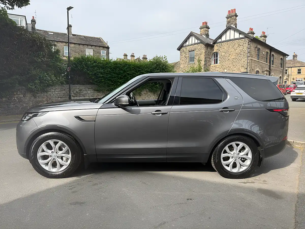 Used 2019 Land Rover Discovery Se Corris Grey - Interior and Exterior details 5