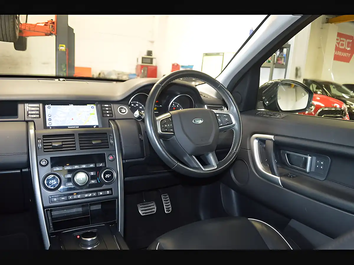 Used 2019 Land Rover Discovery Sport Hse Dynamic Lux Santorini Black - Interior and Exterior details 10