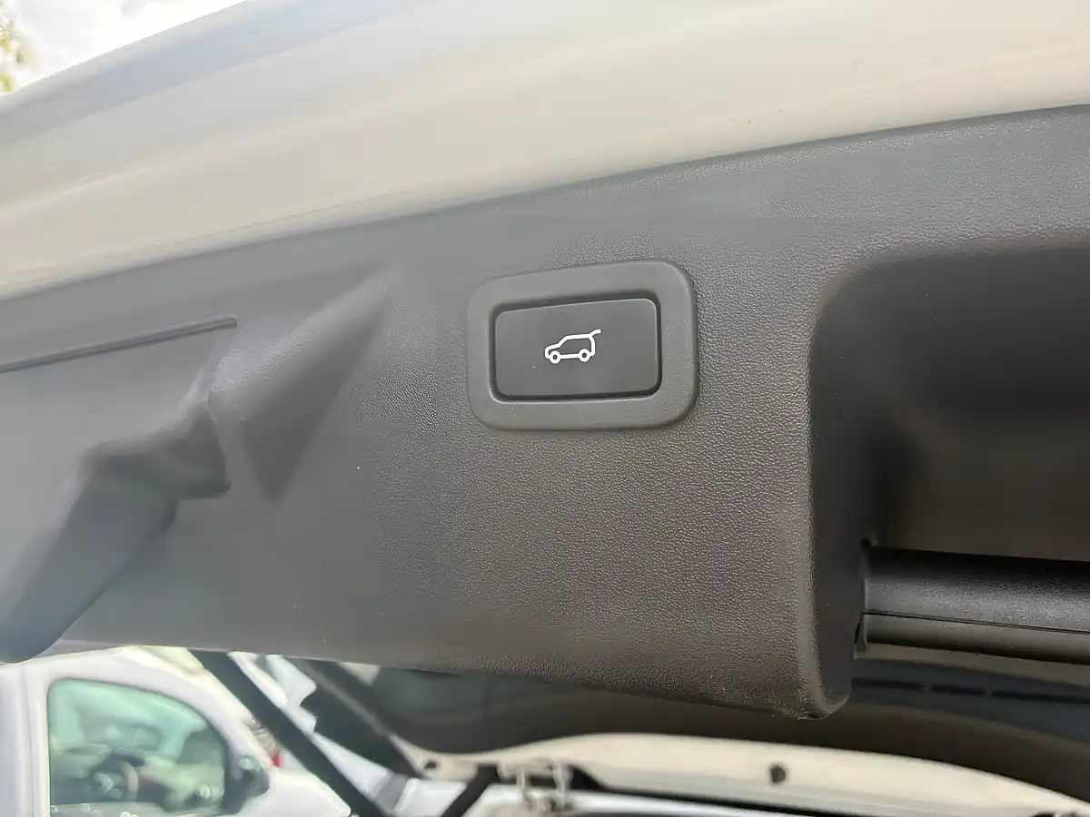 Used 2019 Land Rover Discovery Sport Landmark White - Interior and Exterior details 11