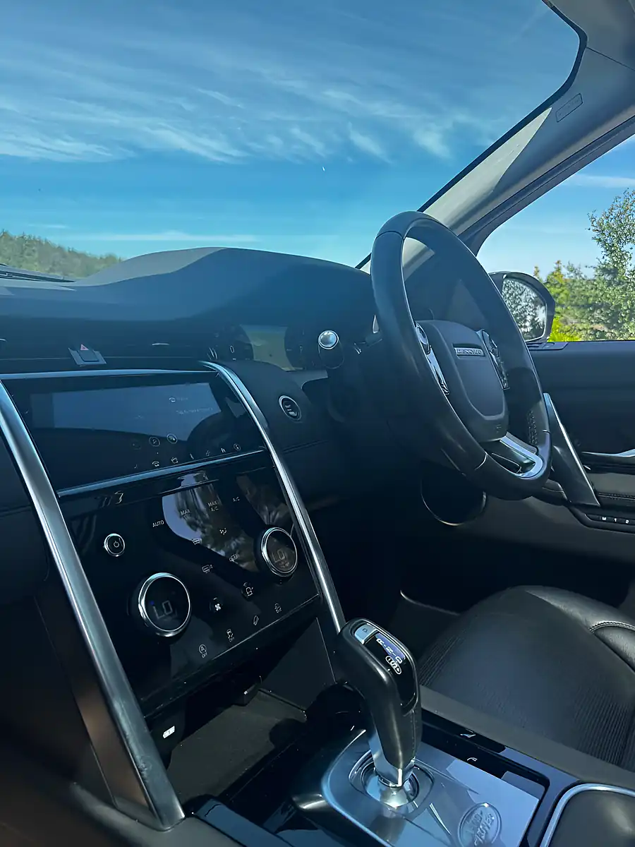 Used 2019 Land Rover Discovery Sport Se Byron Blue - Interior and Exterior details 7