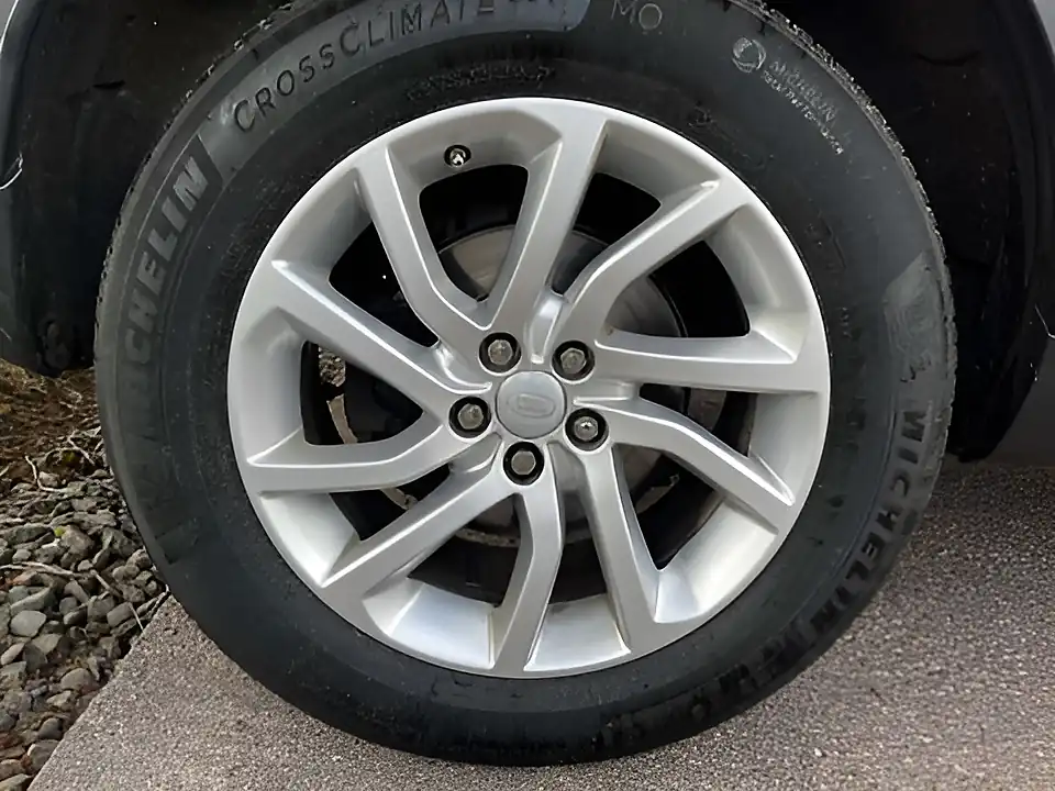 Used 2019 Land Rover Discovery Sport Se Red - Interior and Exterior details 8