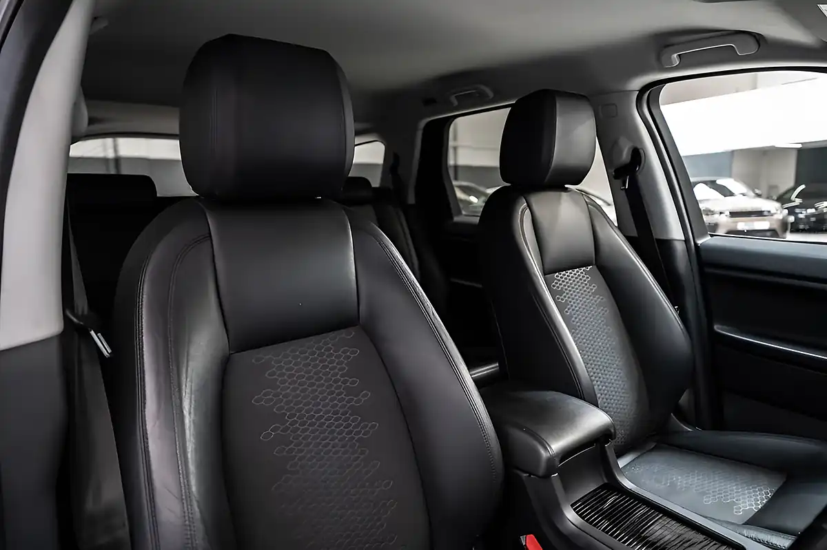 Used 2019 Land Rover Discovery Sport Se Tech Black - Interior and Exterior details 10