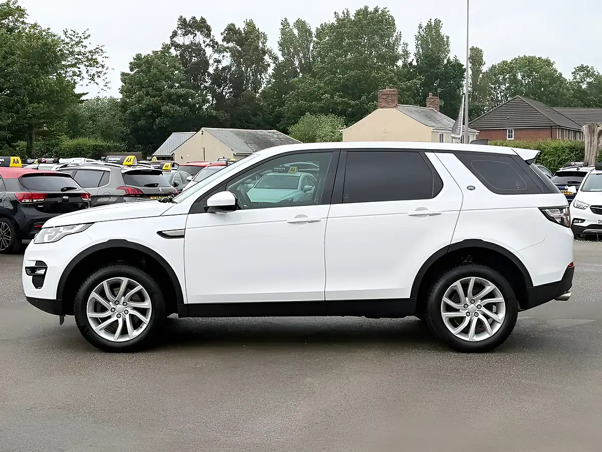 Used 2019 Land Rover Discovery Sport Se Tech White - Interior and Exterior details 17
