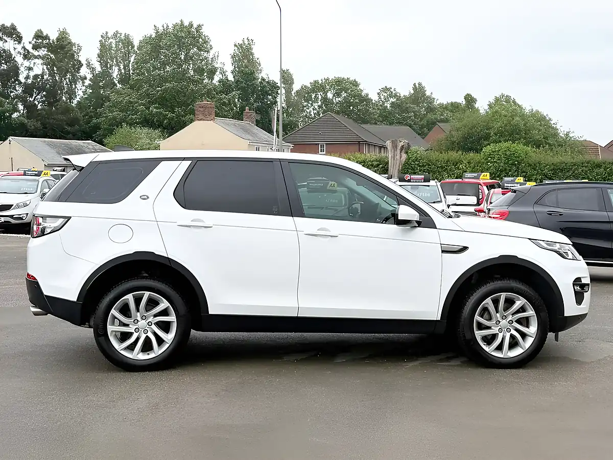Used 2019 Land Rover Discovery Sport Se Tech White - Interior and Exterior details 18