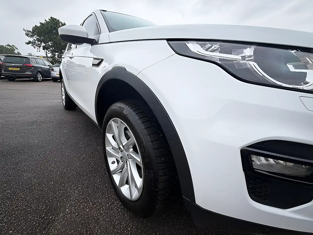 Used 2019 Land Rover Discovery Sport Se Tech White - Interior and Exterior details 19