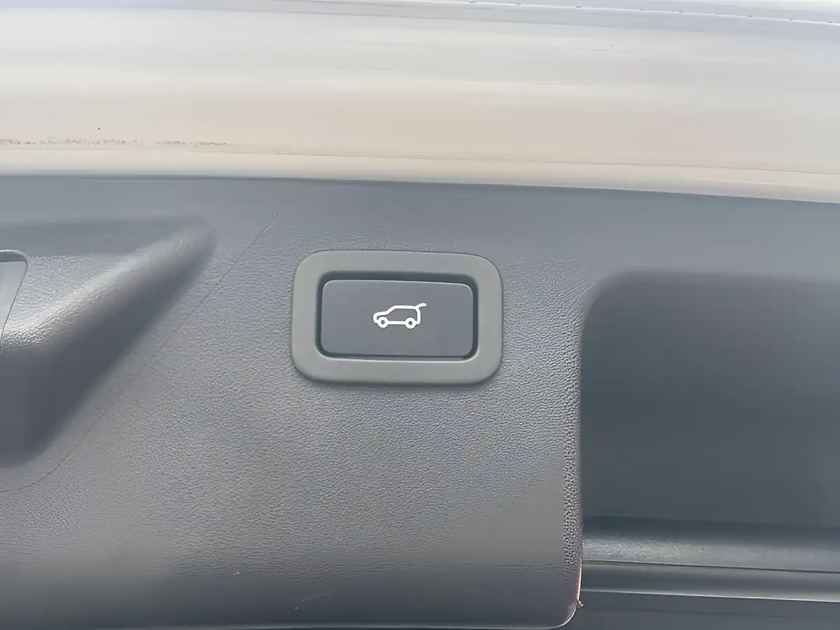 Used 2019 Land Rover Discovery Sport Se Tech White - Interior and Exterior details 15