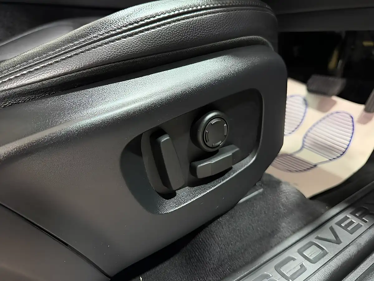 Used 2019 Land Rover Discovery Sport Se White - Interior and Exterior details 12