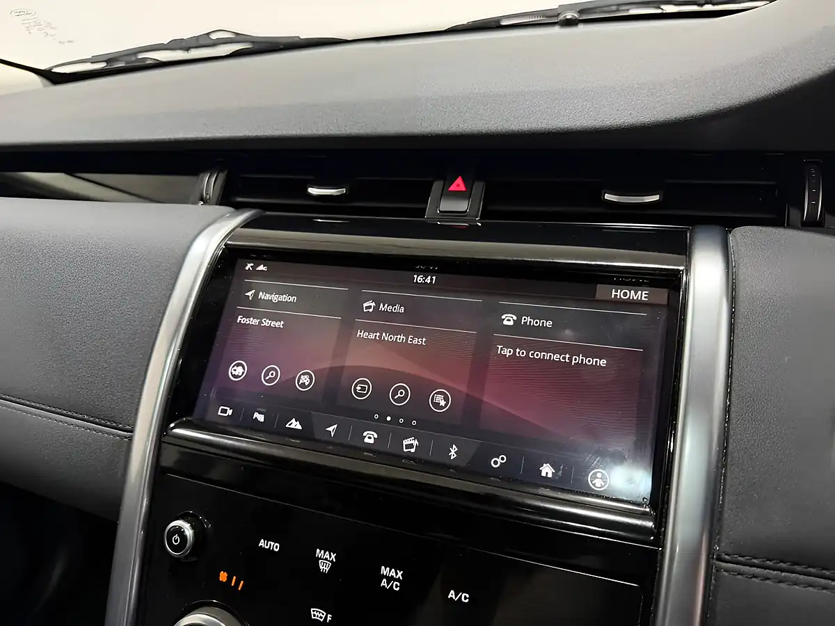 Used 2019 Land Rover Discovery Sport Se White - Interior and Exterior details 16