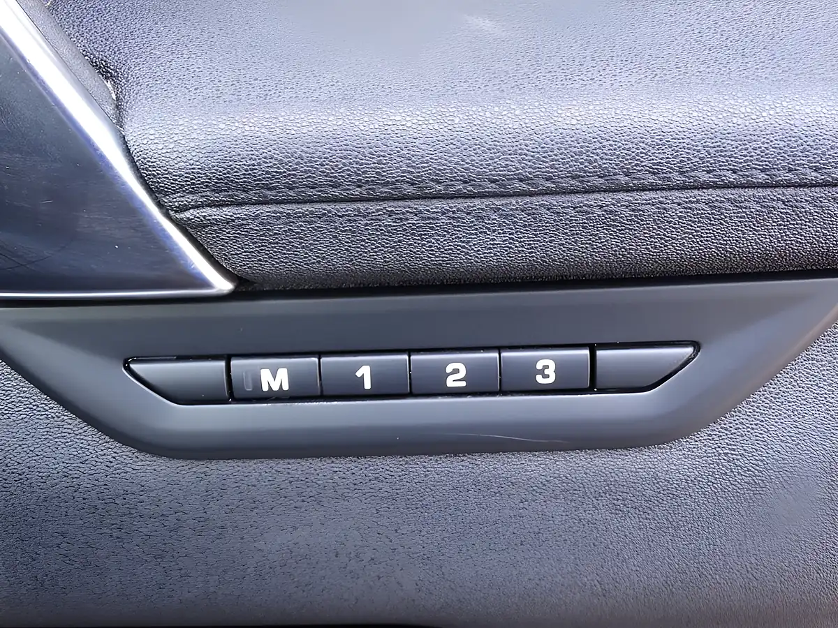 Used 2019 Land Rover Discovery Sport Se White - Interior and Exterior details 11