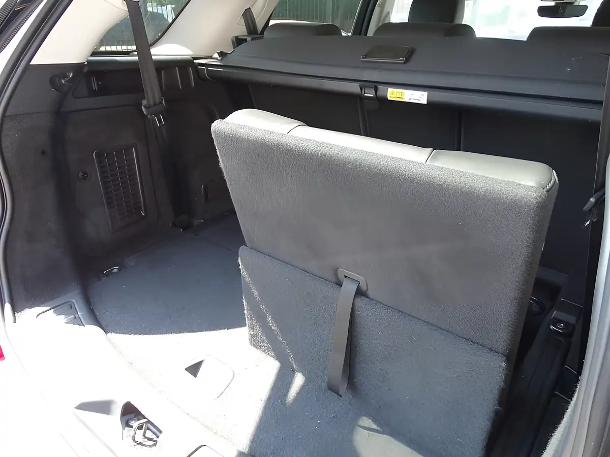 Used 2019 Land Rover Discovery Sport Se White - Interior and Exterior details 18