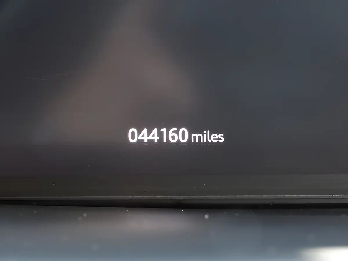 Used 2019 Land Rover Discovery Sport Se White - Interior and Exterior details 5