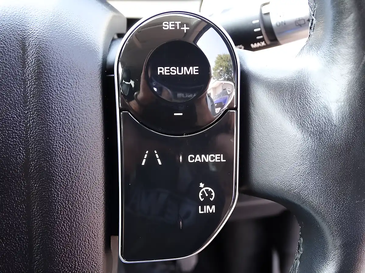 Used 2019 Land Rover Discovery Sport Se White - Interior and Exterior details 8