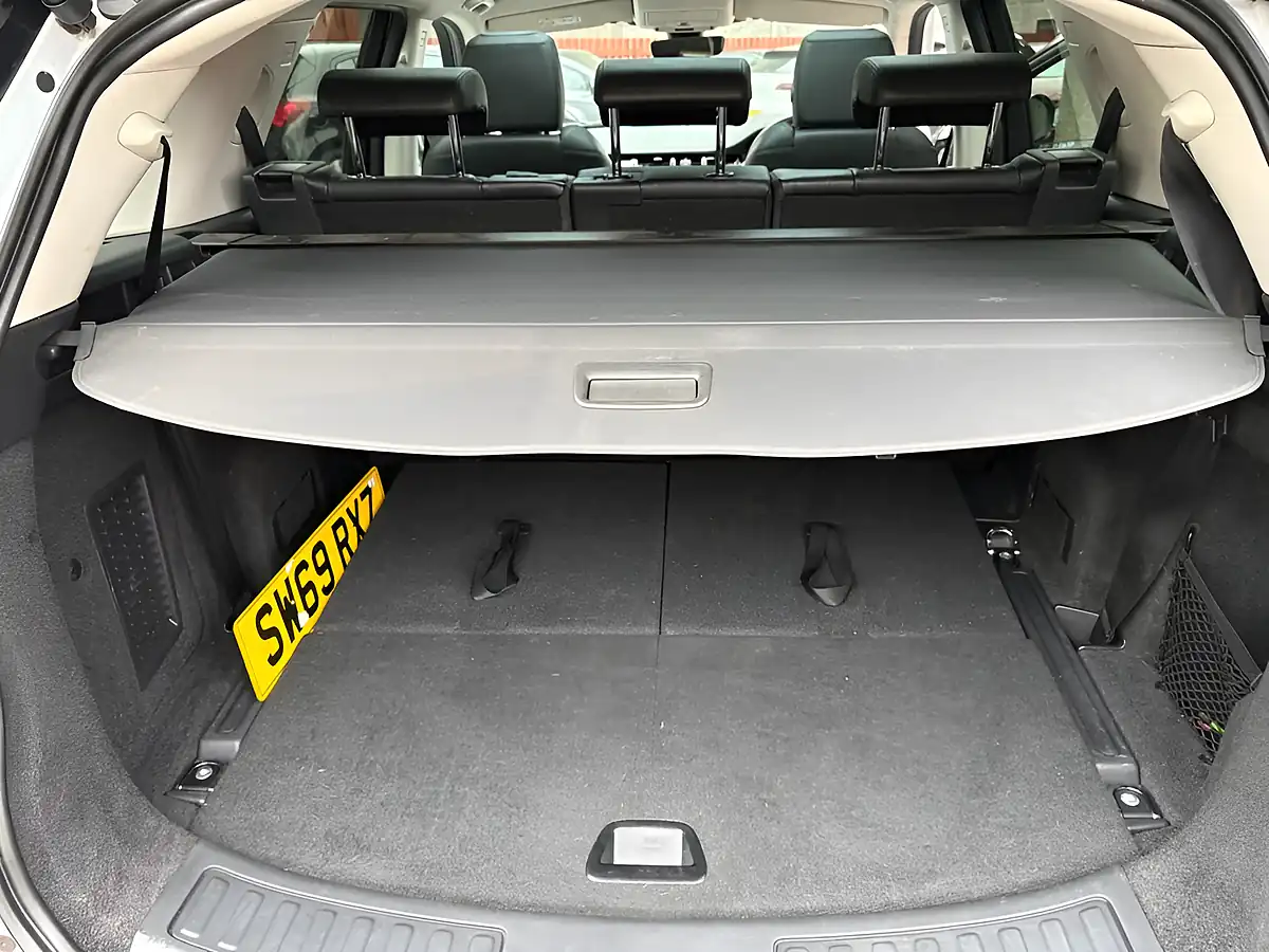 Used 2019 Land Rover Discovery Sport Se White - Interior and Exterior details 14