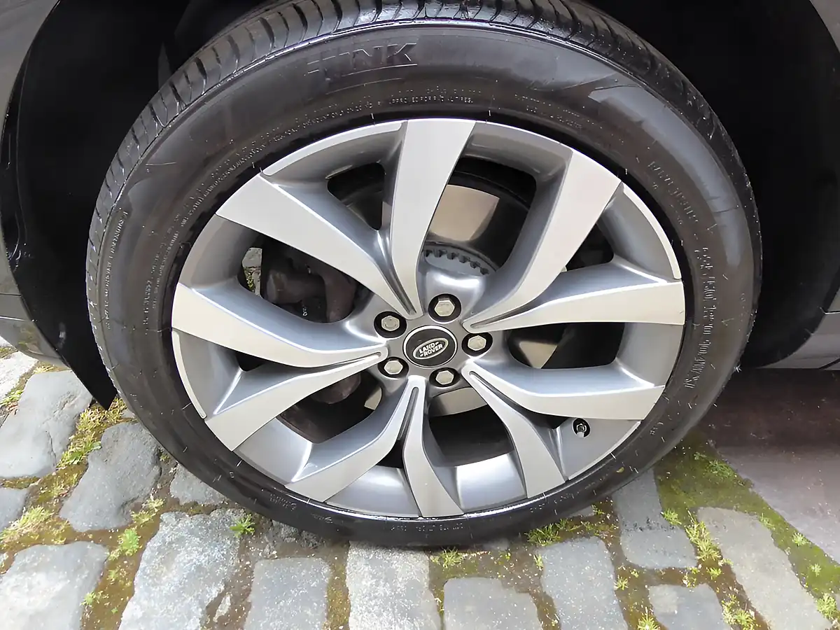 Used 2019 Land Rover Range Rover Evoque Hse Carpathian Grey - Interior and Exterior details 9