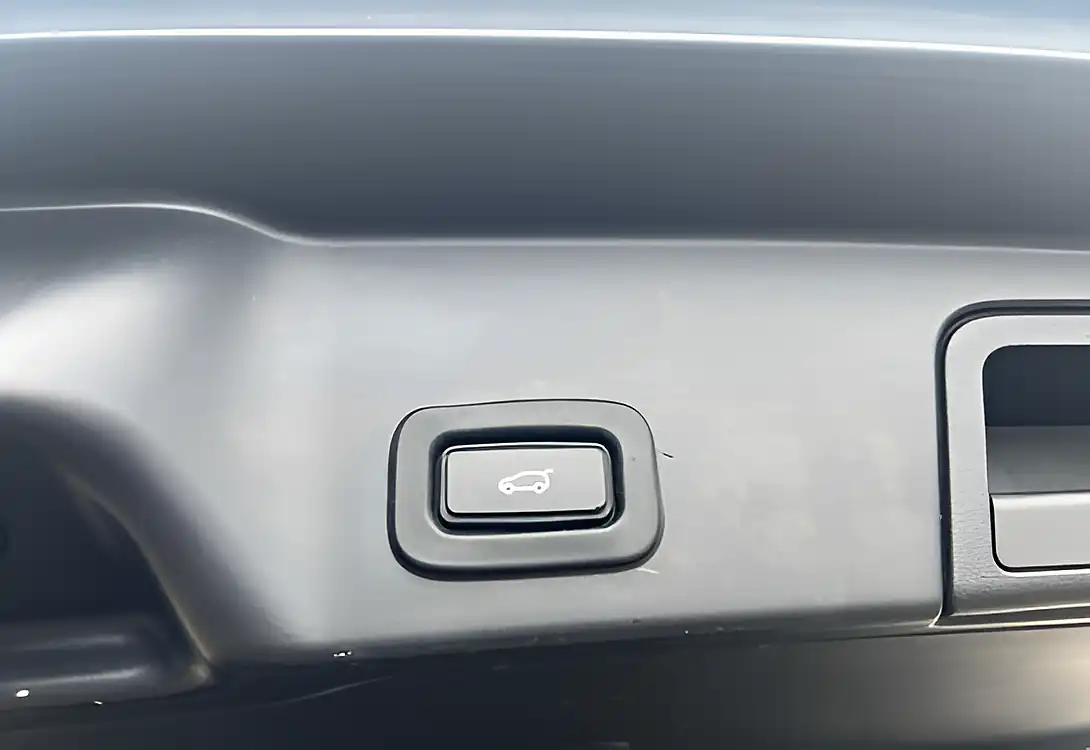 Used 2019 Land Rover Range Rover Evoque R-Dynamic Hse Seoul Pearl Silver - Interior and Exterior details 18