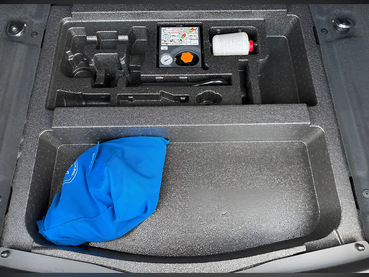 Used 2019 Land Rover Range Rover Evoque R-Dynamic Se Black - Interior and Exterior details 11