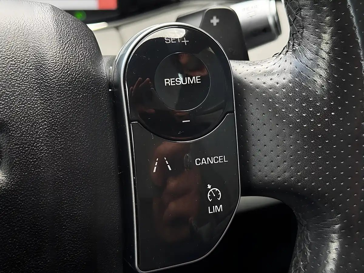 Used 2019 Land Rover Range Rover Evoque R-Dynamic Se Black - Interior and Exterior details 14