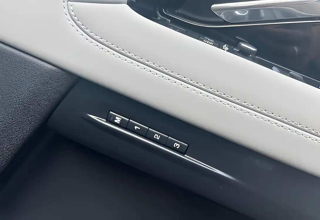 Used 2019 Land Rover Range Rover Evoque R-Dynamic Se Narvik Black - Interior and Exterior details 12