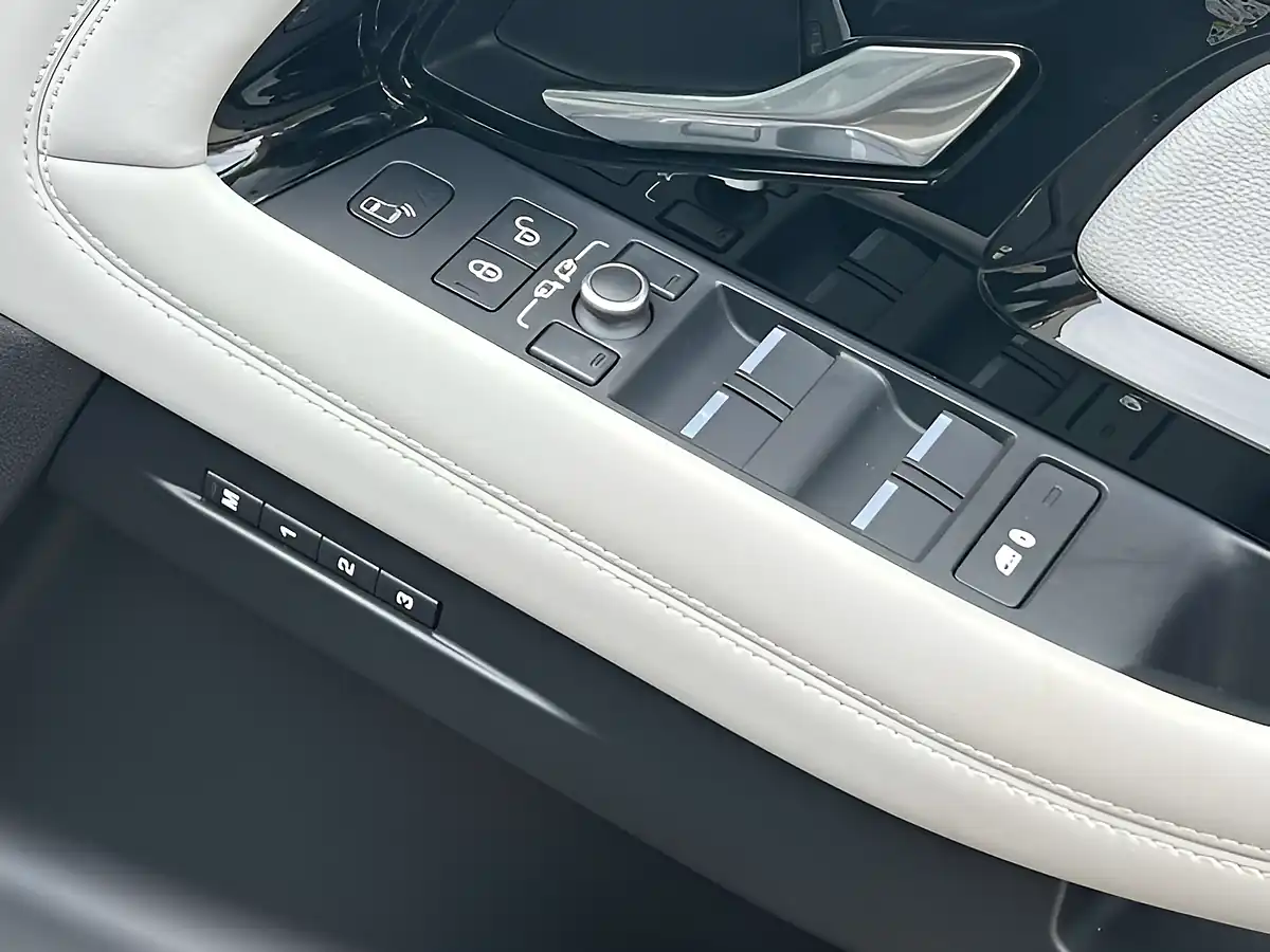 Used 2019 Land Rover Range Rover Evoque R-Dynamic Se Narvik Black - Interior and Exterior details 17