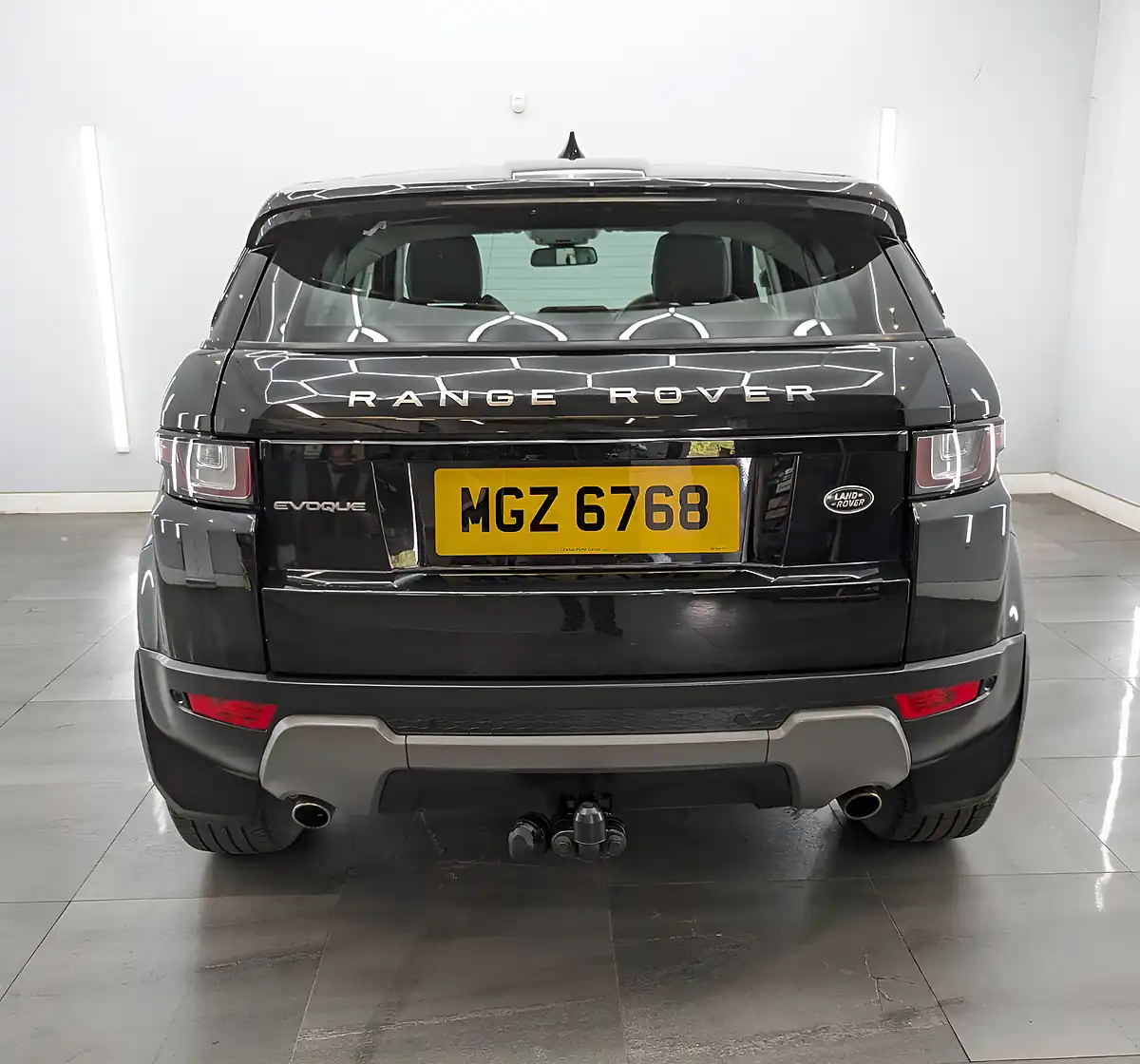 Used 2019 Land Rover Range Rover Evoque Se Tech Santorini Black - Interior and Exterior details 7