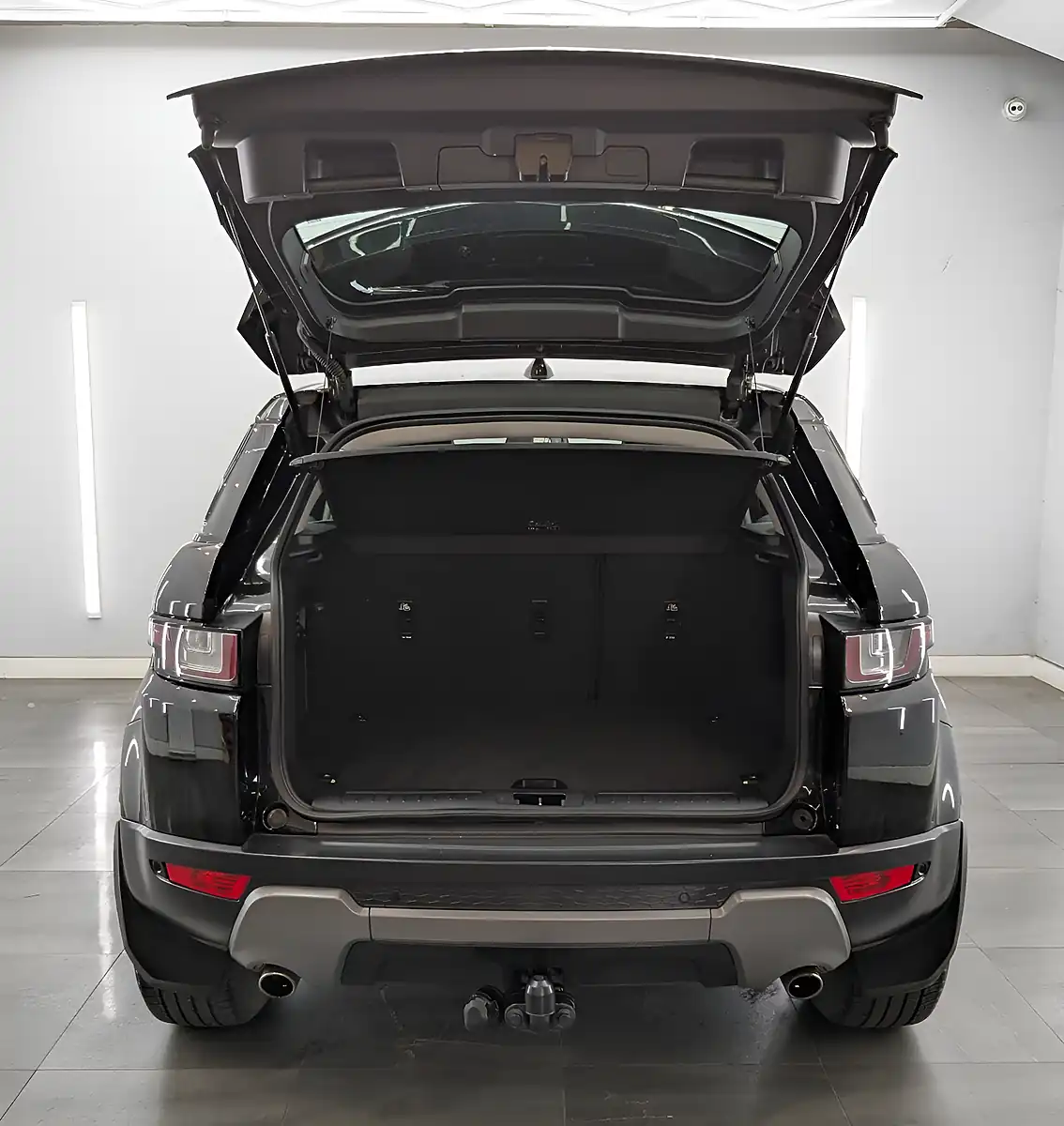 Used 2019 Land Rover Range Rover Evoque Se Tech Santorini Black - Interior and Exterior details 9