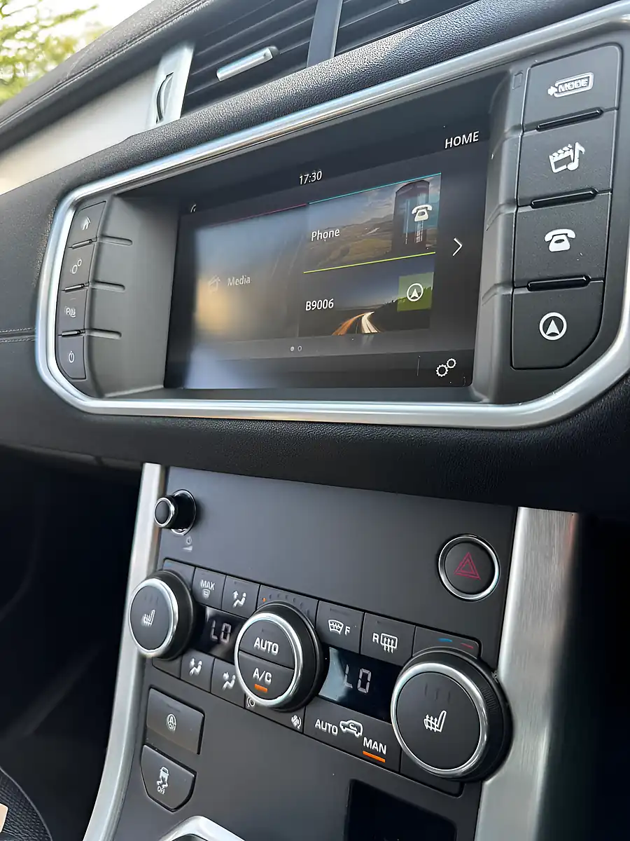 Used 2019 Land Rover Range Rover Evoque Se Tech White - Interior and Exterior details 13