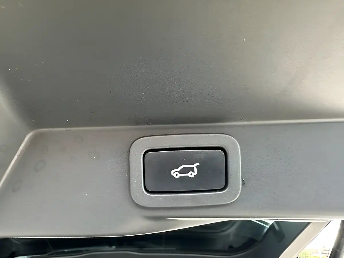 Used 2019 Land Rover Range Rover Sport Svr Black - Interior and Exterior details 3