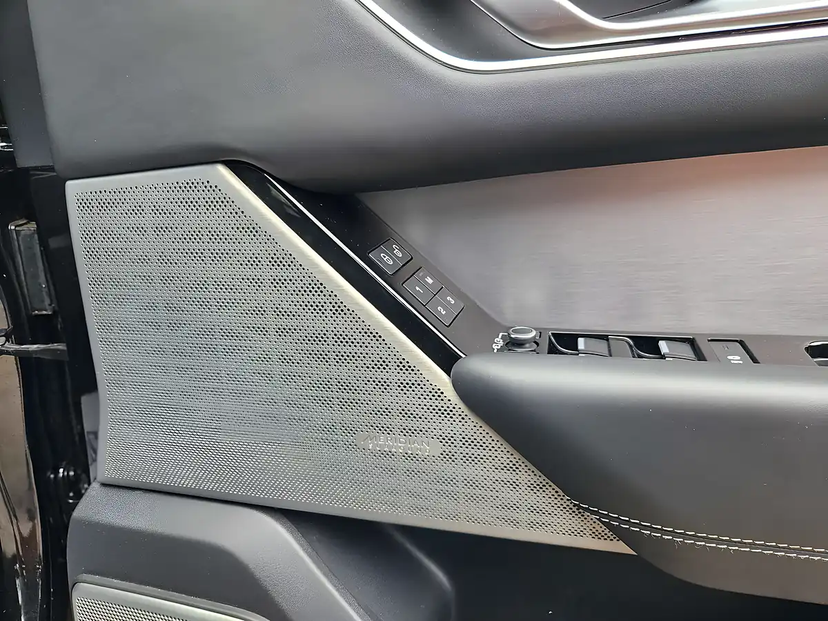Used 2019 Land Rover Range Rover Velar R-Dynamic Hse Black - Interior and Exterior details 15