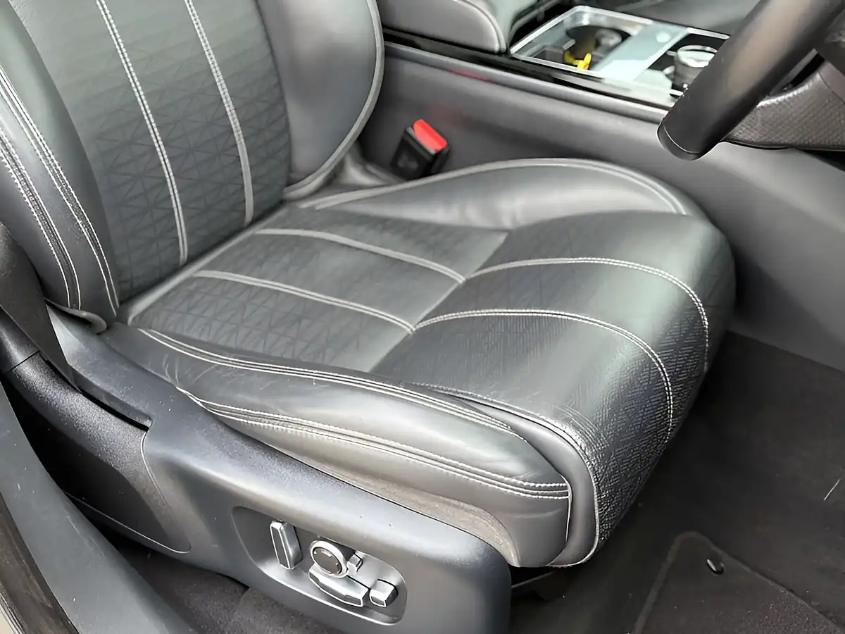 Used 2019 Land Rover Range Rover Velar R-Dynamic Hse Eiger Grey - Interior and Exterior details 18