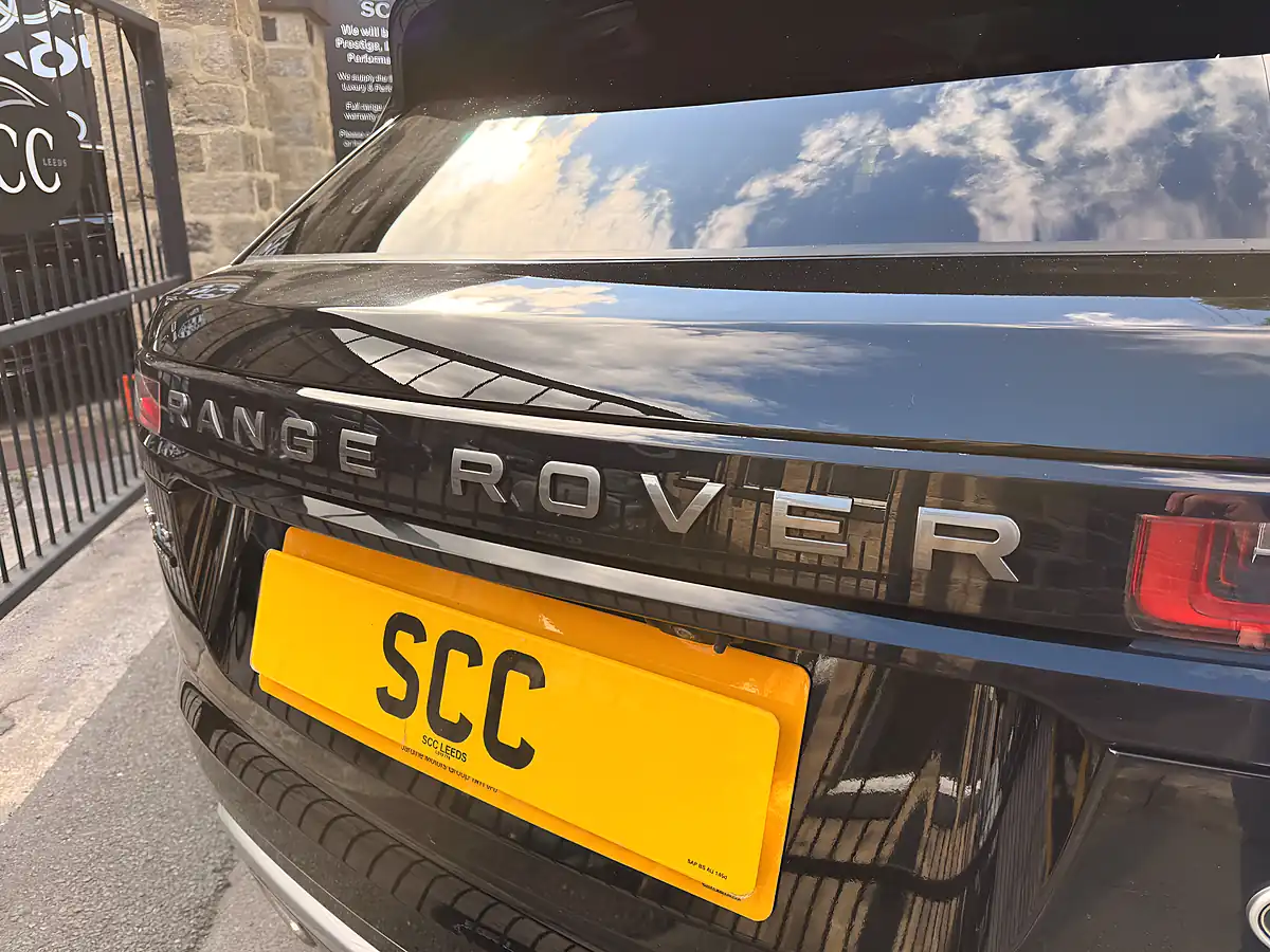 Used 2019 Land Rover Range Rover Velar R-Dynamic Hse Santorini Black - Interior and Exterior details 12