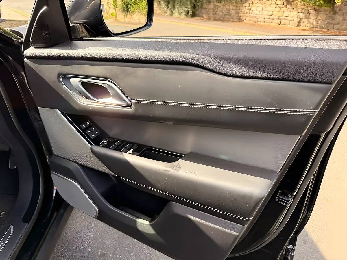 Used 2019 Land Rover Range Rover Velar R-Dynamic Hse Santorini Black - Interior and Exterior details 16