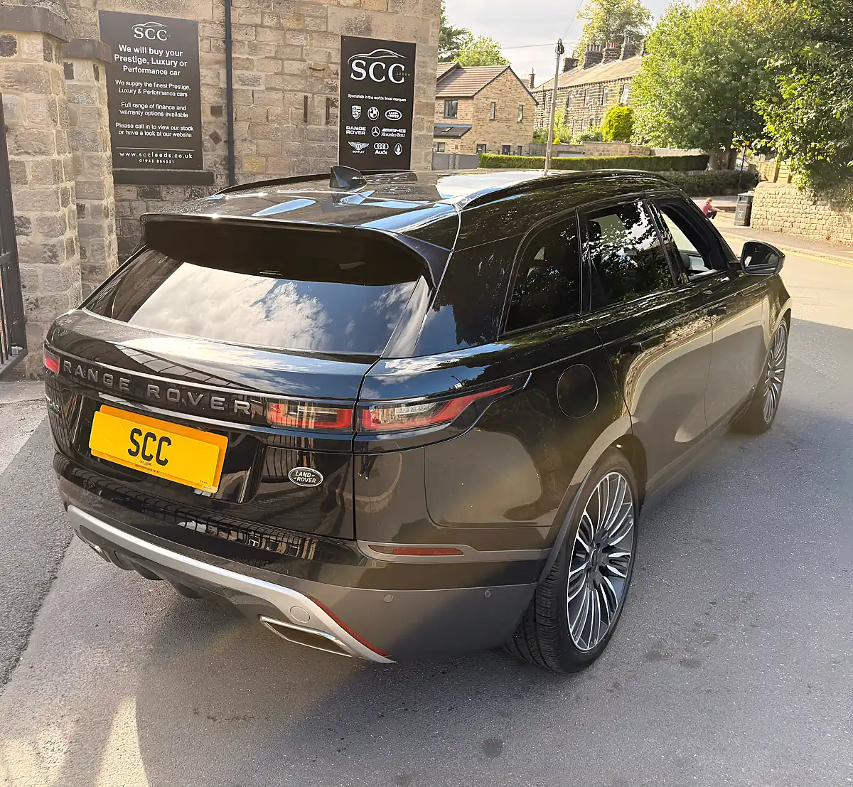 Used 2019 Land Rover Range Rover Velar R-Dynamic Hse Santorini Black - Interior and Exterior details 7
