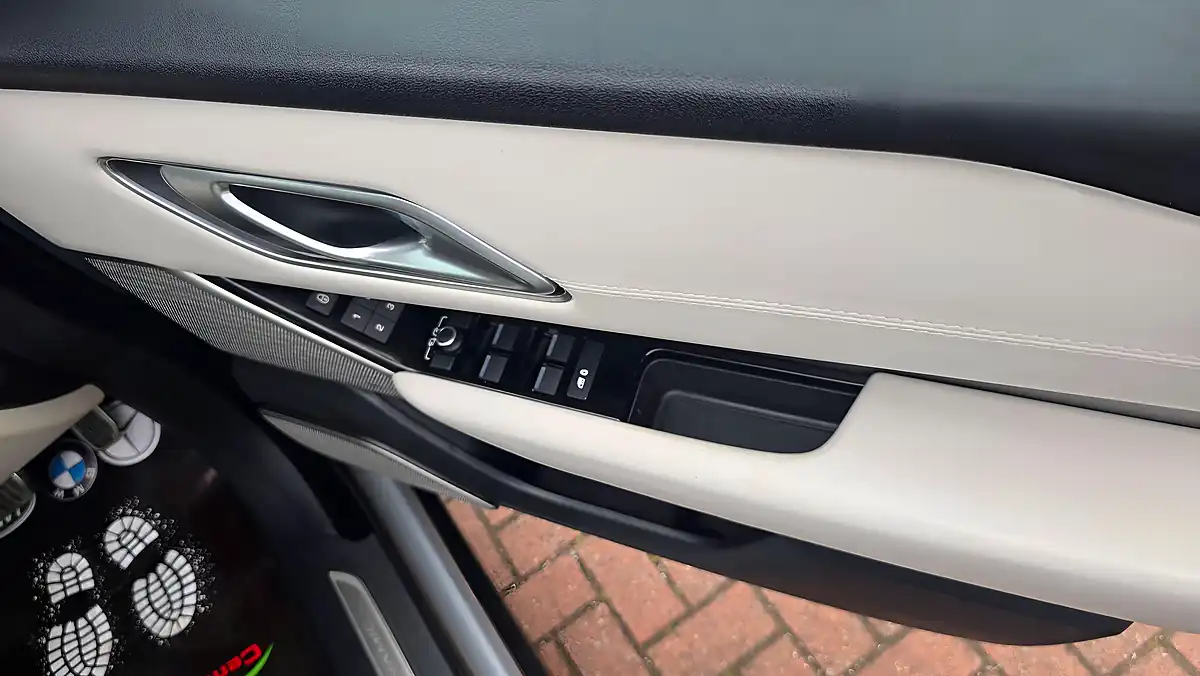 Used 2019 Land Rover Range Rover Velar R-Dynamic Hse Silver - Interior and Exterior details 13