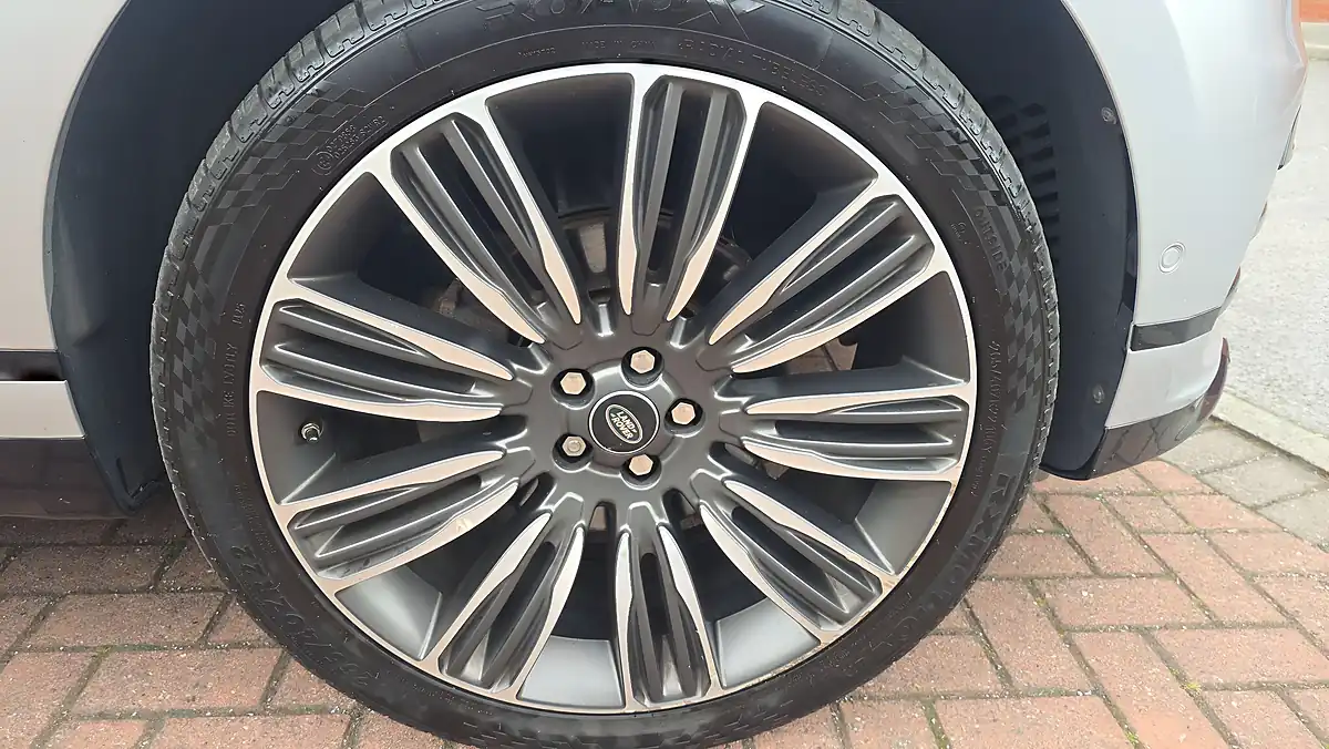 Used 2019 Land Rover Range Rover Velar R-Dynamic Hse Silver - Interior and Exterior details 19