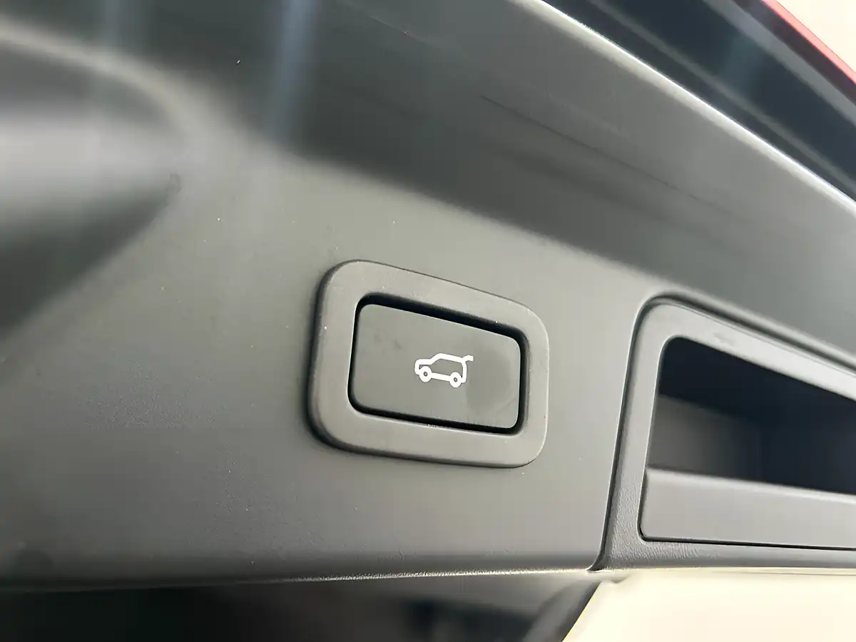 Used 2019 Land Rover Range Rover Velar R-Dynamic S Red - Interior and Exterior details 14