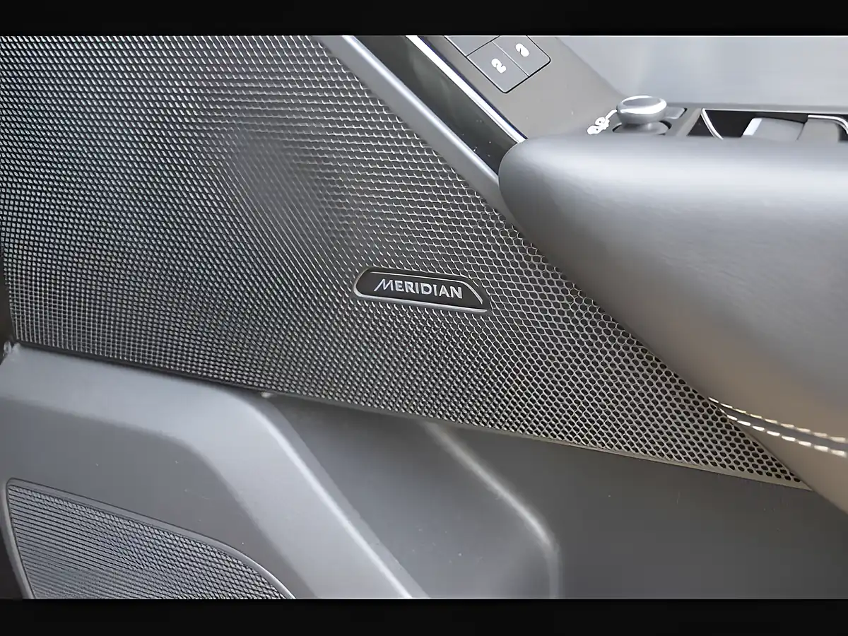 Used 2019 Land Rover Range Rover Velar R-Dynamic S Santorini Black - Interior and Exterior details 16