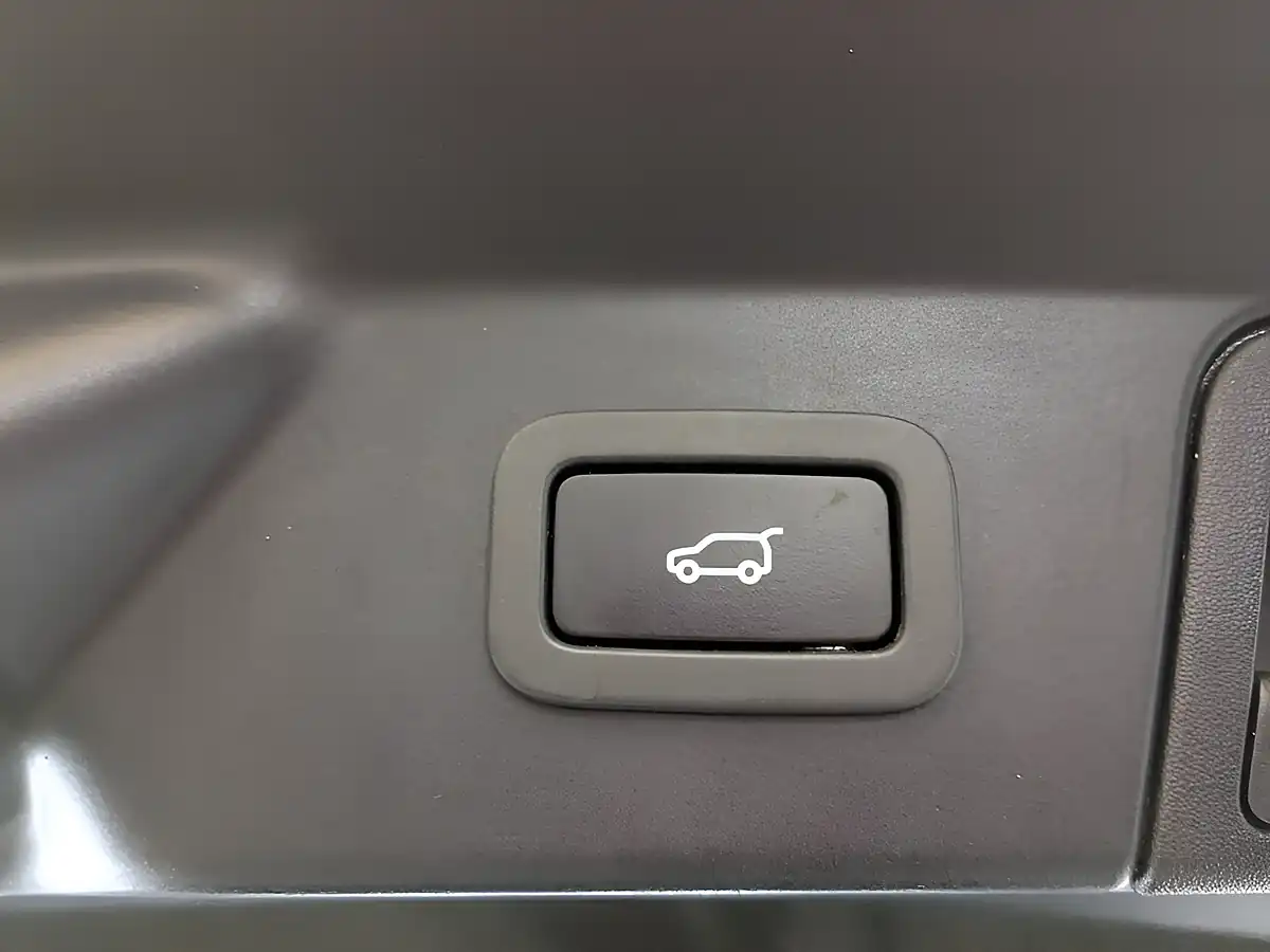 Used 2019 Land Rover Range Rover Velar R-Dynamic S White - Interior and Exterior details 11