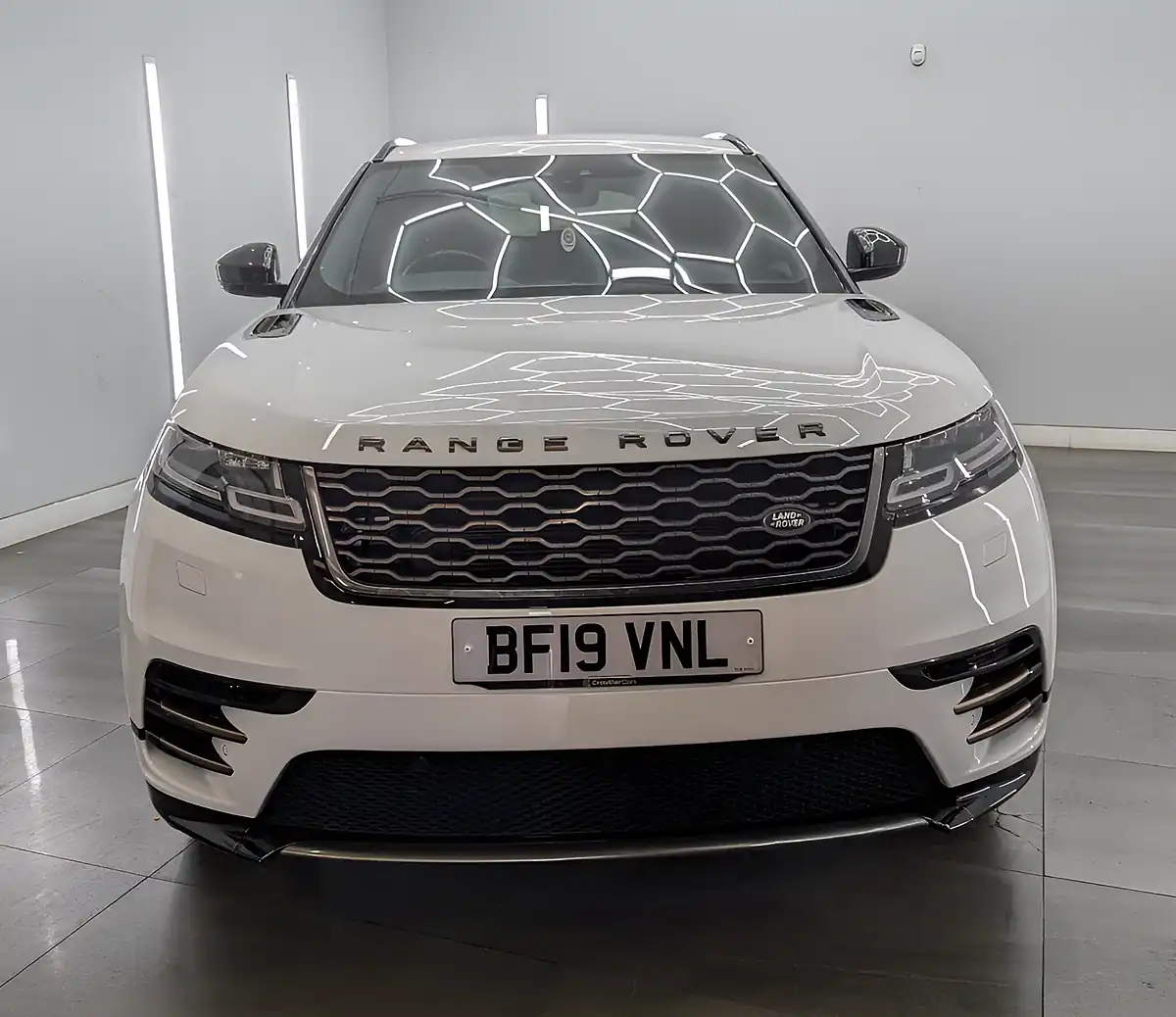 Used 2019 Land Rover Range Rover Velar R-Dynamic S White - Interior and Exterior details 4
