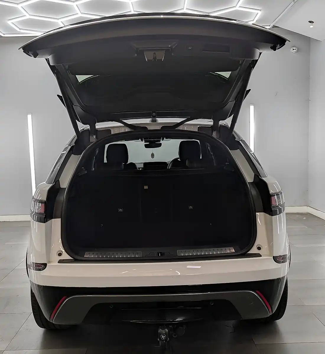 Used 2019 Land Rover Range Rover Velar R-Dynamic S White - Interior and Exterior details 9