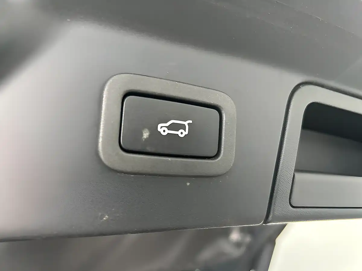 Used 2019 Land Rover Range Rover Velar R-Dynamic Se Black - Interior and Exterior details 13