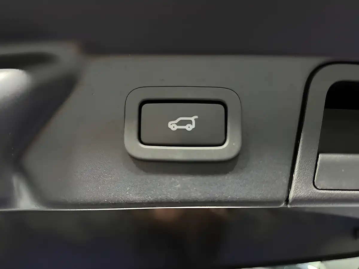 Used 2019 Land Rover Range Rover Velar S Silver - Interior and Exterior details 18