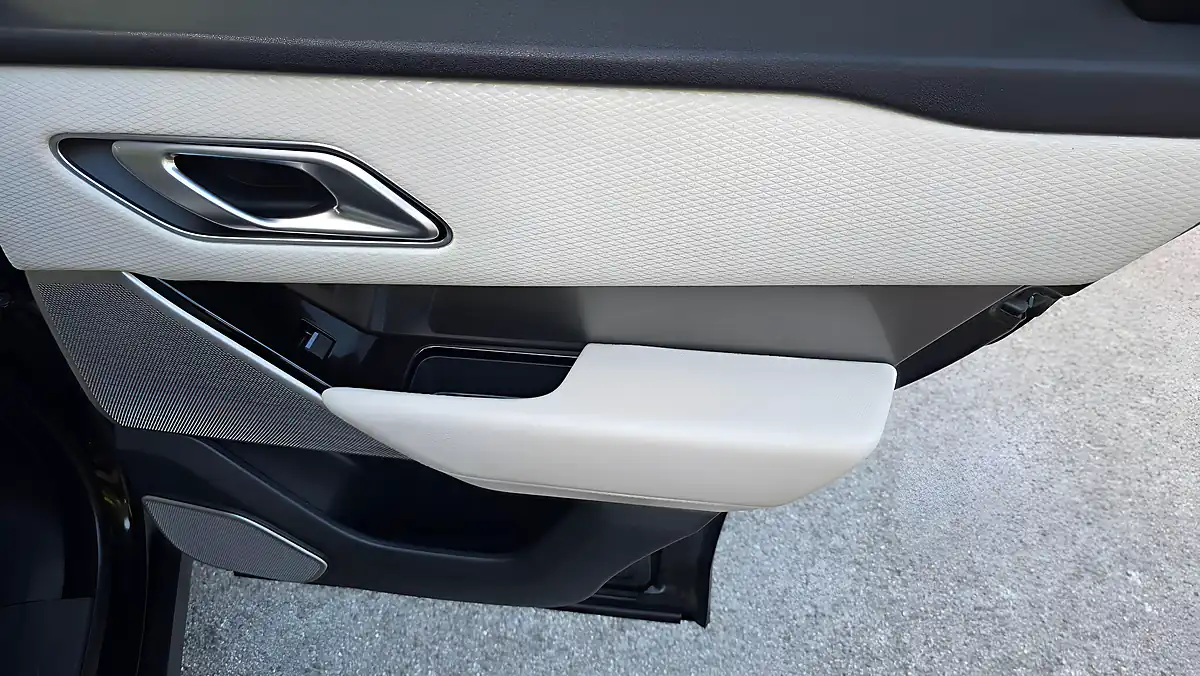 Used 2019 Land Rover Range Rover Velar Se Black - Interior and Exterior details 17