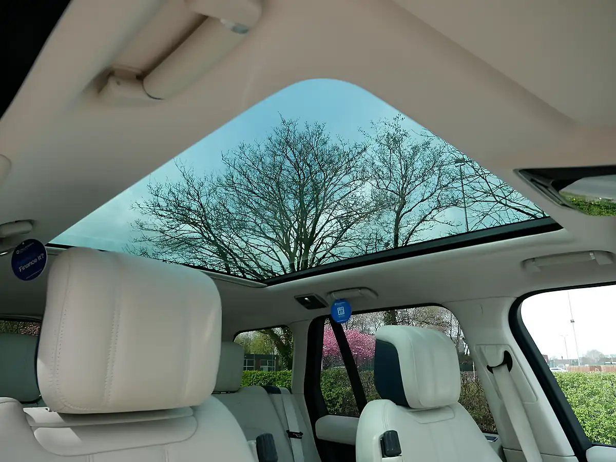 Used 2019 Land Rover Range Rover Vogue Byron Blue - Interior and Exterior details 12
