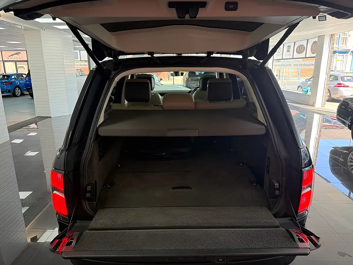 Used 2019 Land Rover Range Rover Vogue - Interior and Exterior details 10