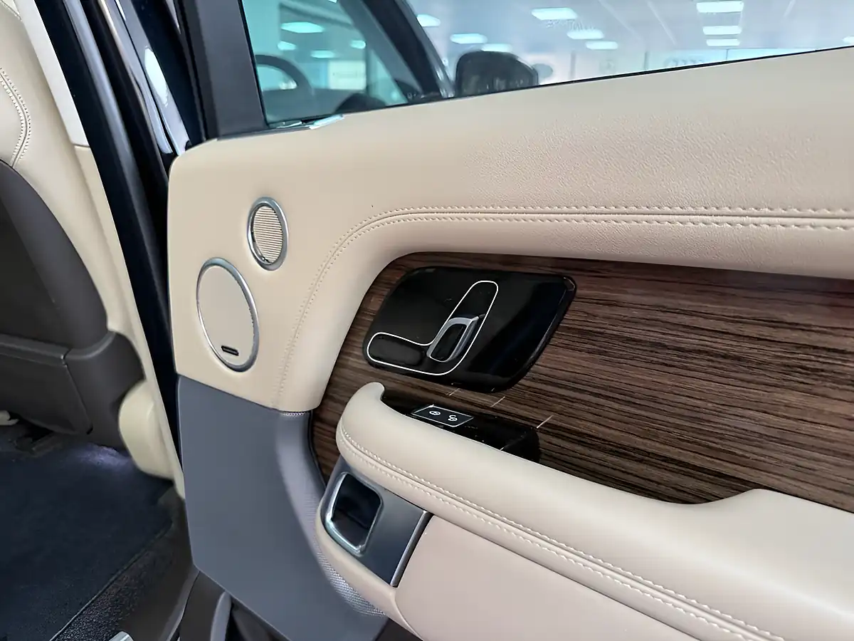 Used 2019 Land Rover Range Rover Vogue - Interior and Exterior details 7