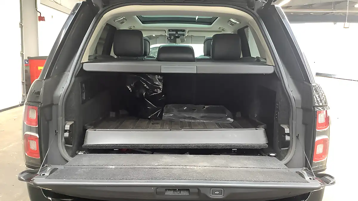 Used 2019 Land Rover Range Rover Vogue Se Santorini Black - Interior and Exterior details 16