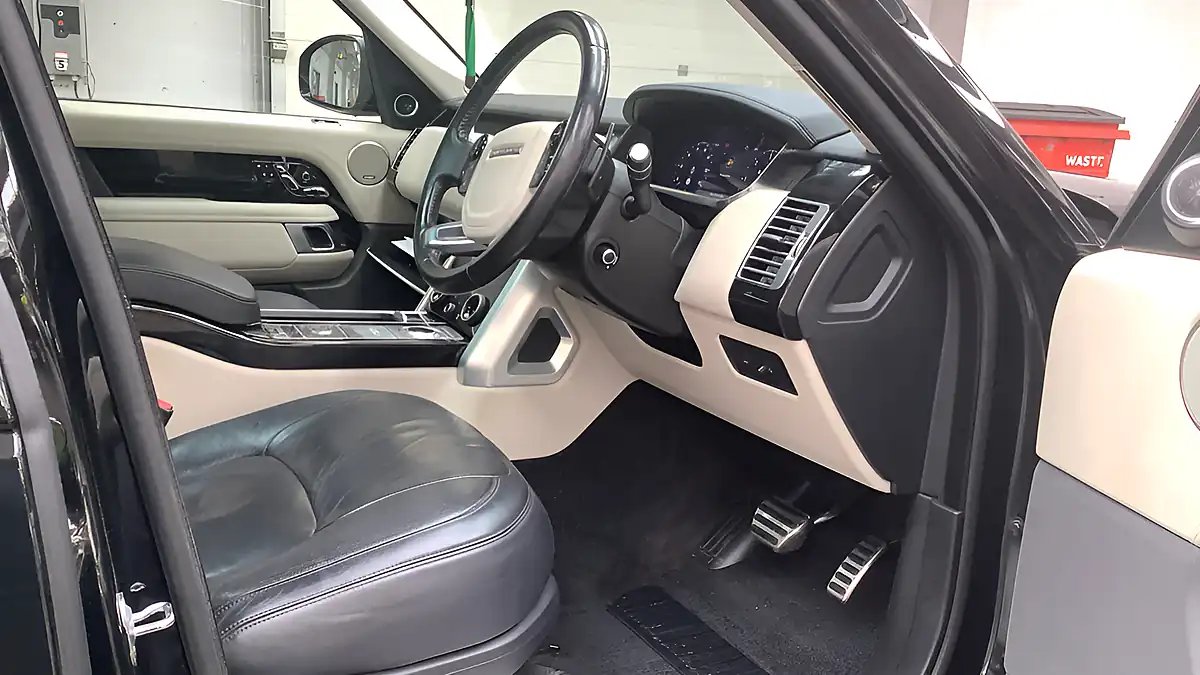 Used 2019 Land Rover Range Rover Vogue Se Santorini Black - Interior and Exterior details 18