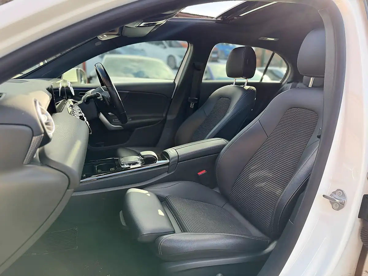 Used 2019 Mercedes-Benz A180 Sport Premium Plus White - Interior and Exterior details 15